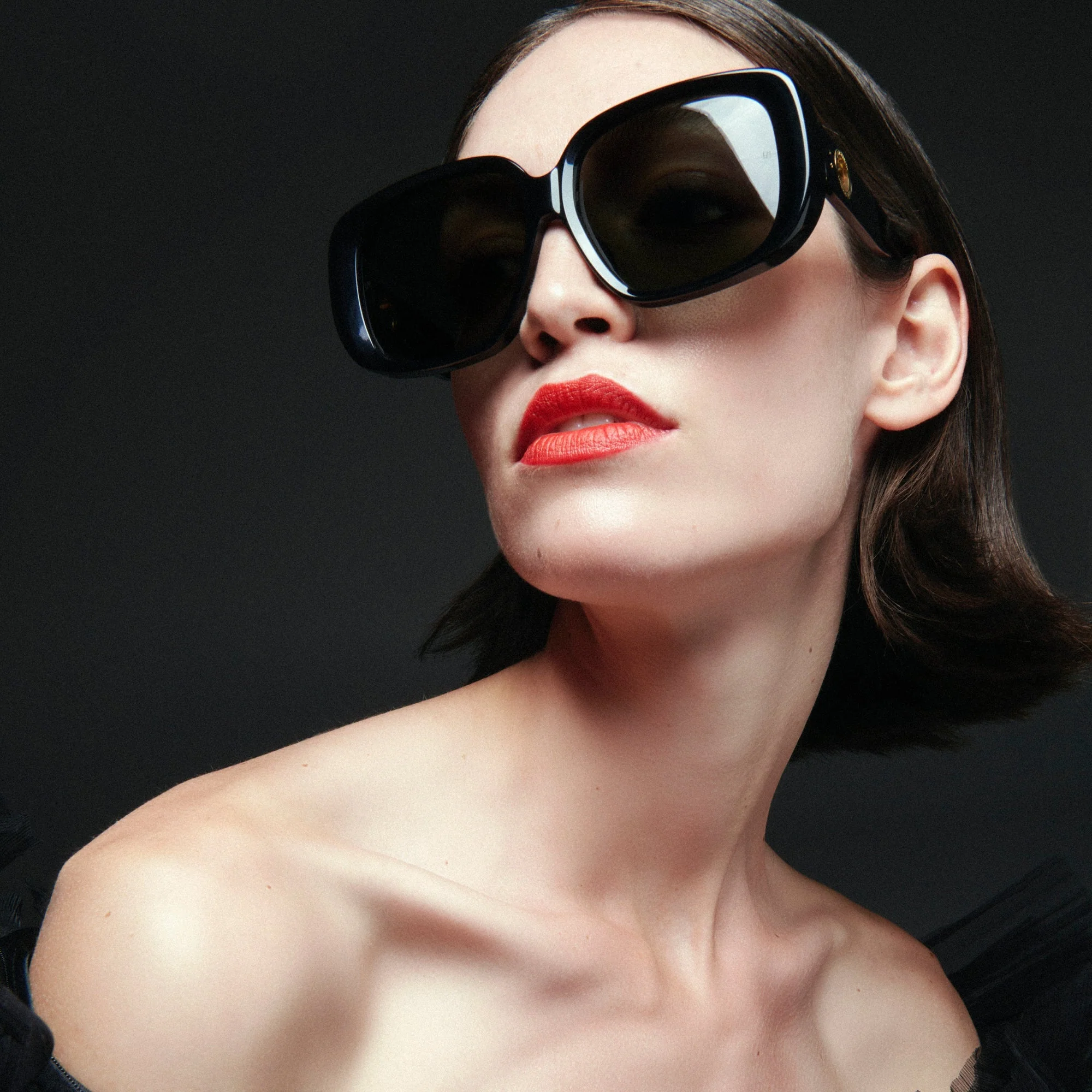 Astrid Oversized Sunglasses in Black - Image 5