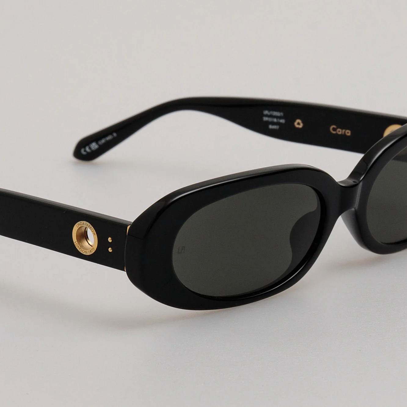Cara Sunglasses in Black - Image 4