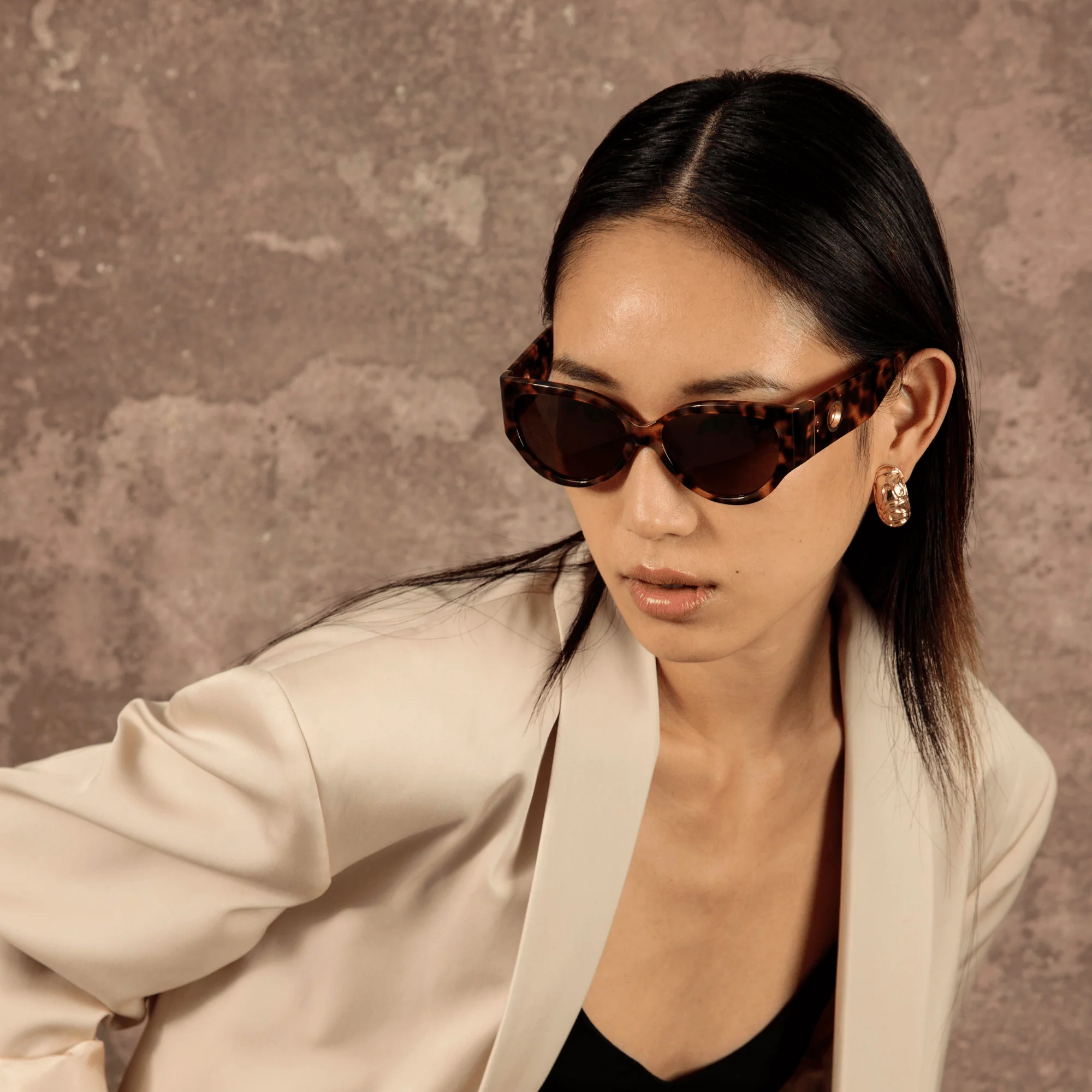 Connie Sunglasses in Tortoiseshell - Image 4