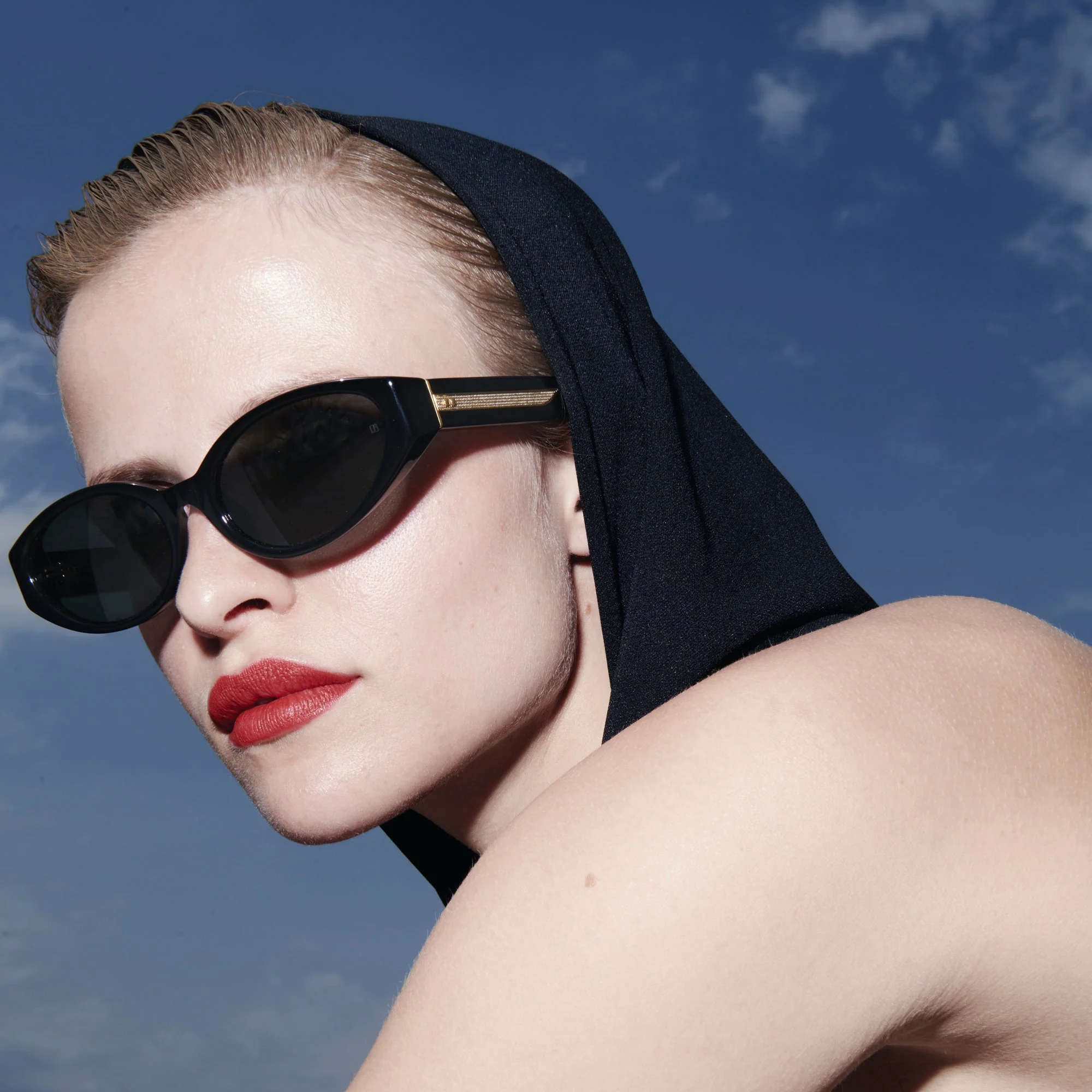 Lyra Oval Sunglasses in Black - Image 5