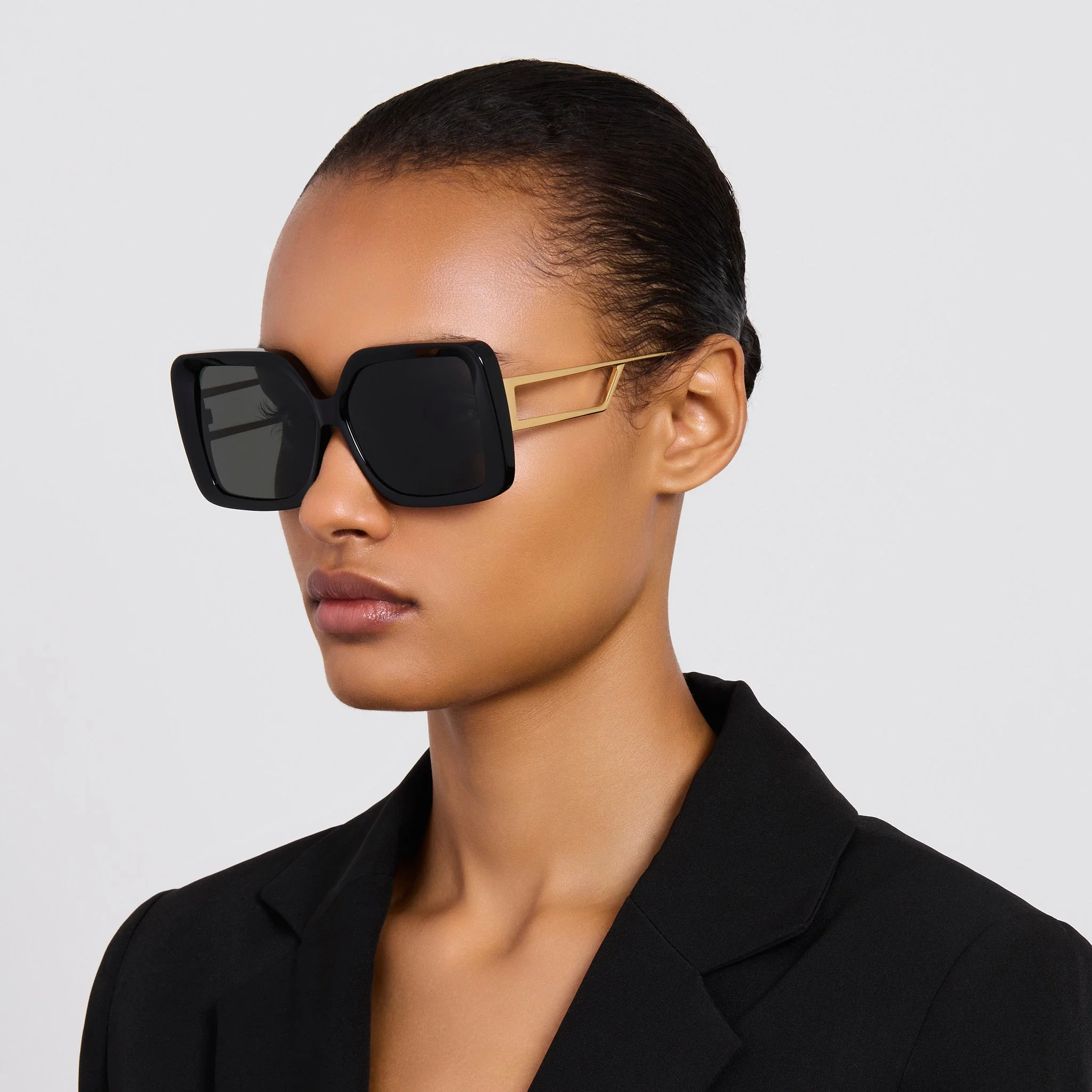 Macy Vista Temple Sunglasses in Black - Image 3