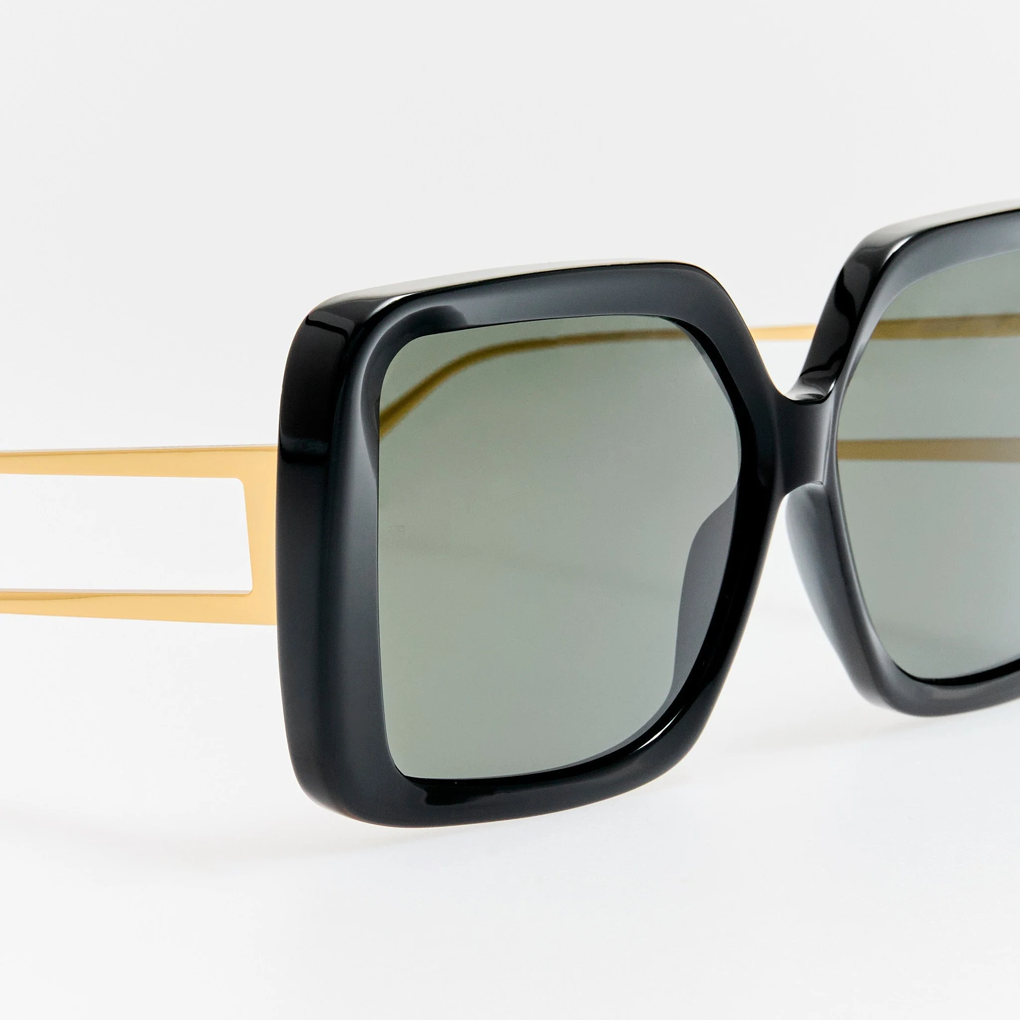 Macy Vista Temple Sunglasses in Black - Image 5