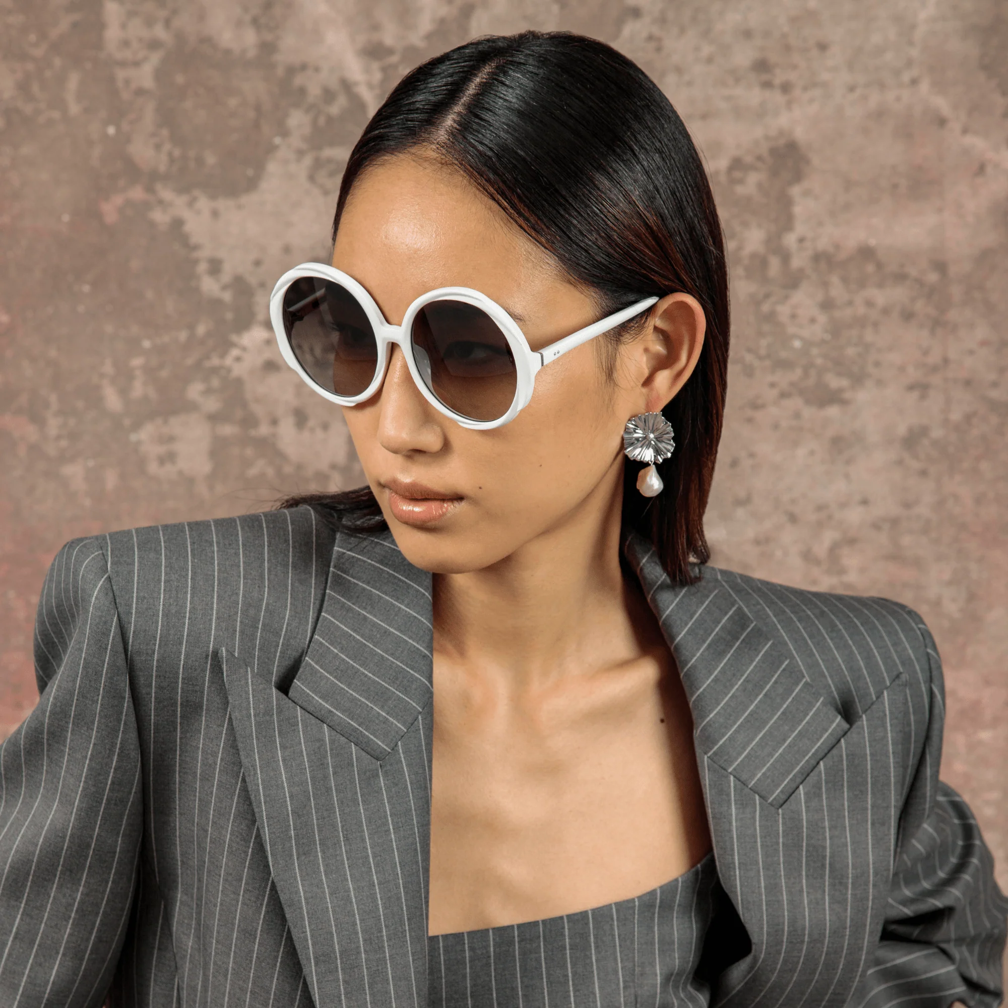 Otavia Oversized Sunglasses in White - Image 3