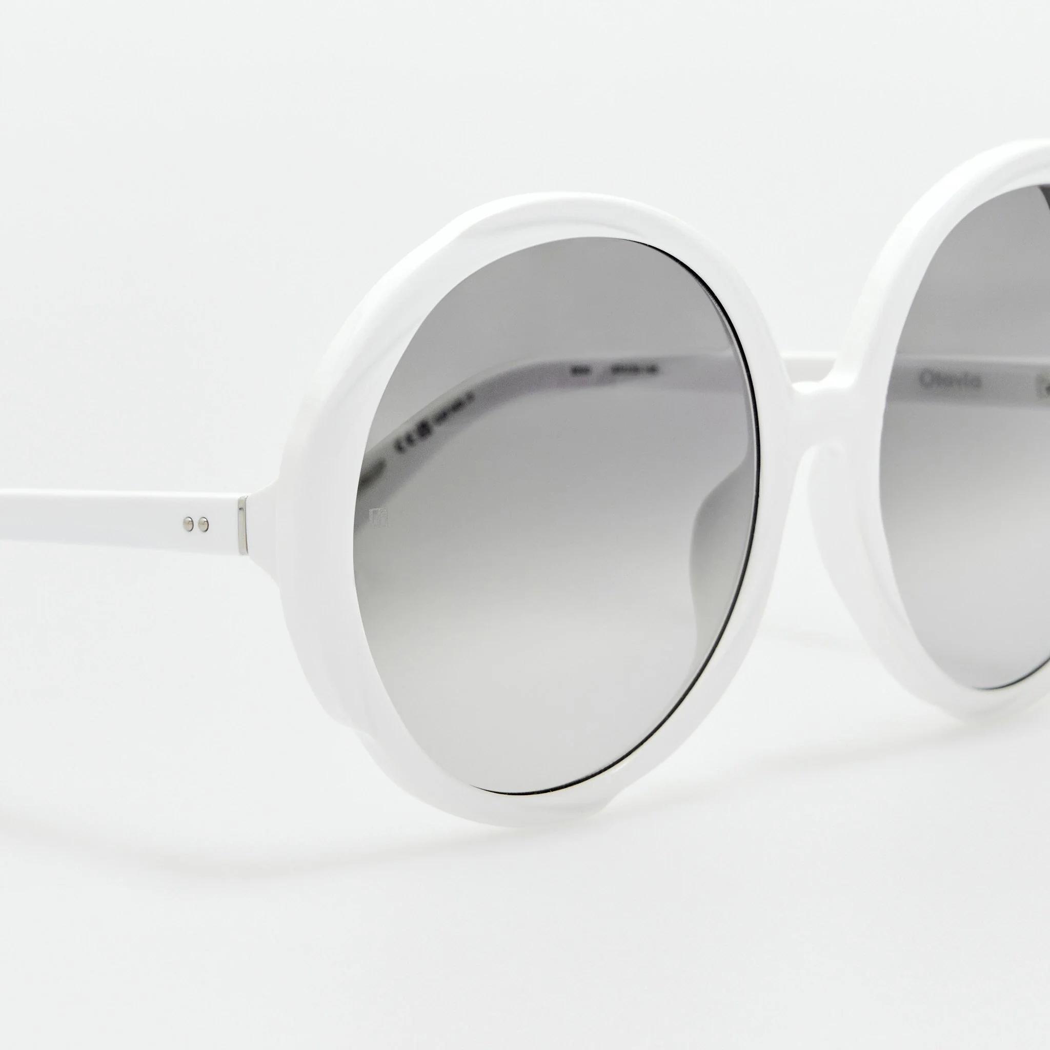Otavia Oversized Sunglasses in White - Image 5