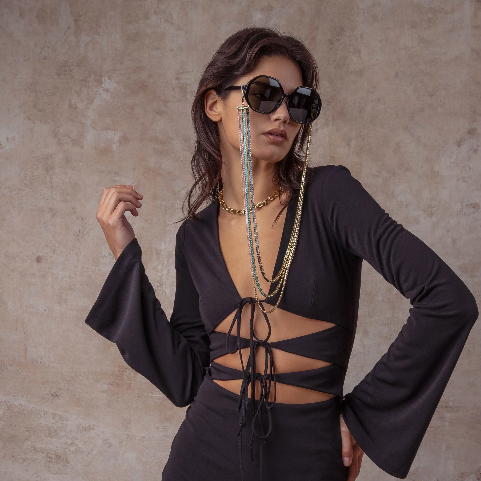 Paloma Sunglasses in Black - Image 3