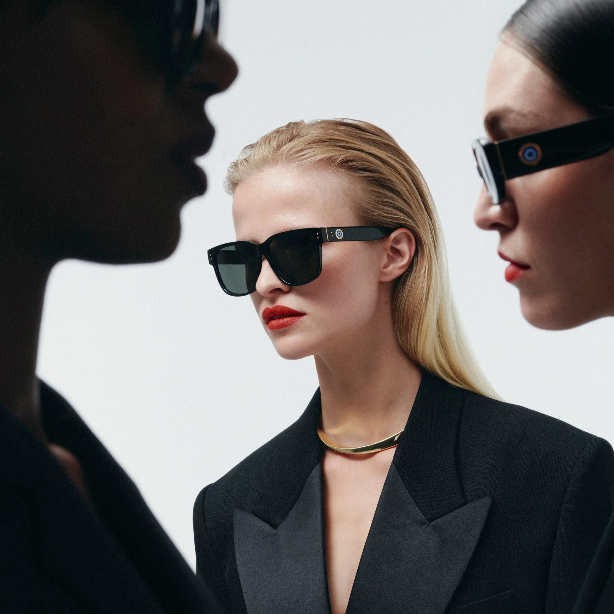 Perry Talisman Sunglasses in Black - Image 5