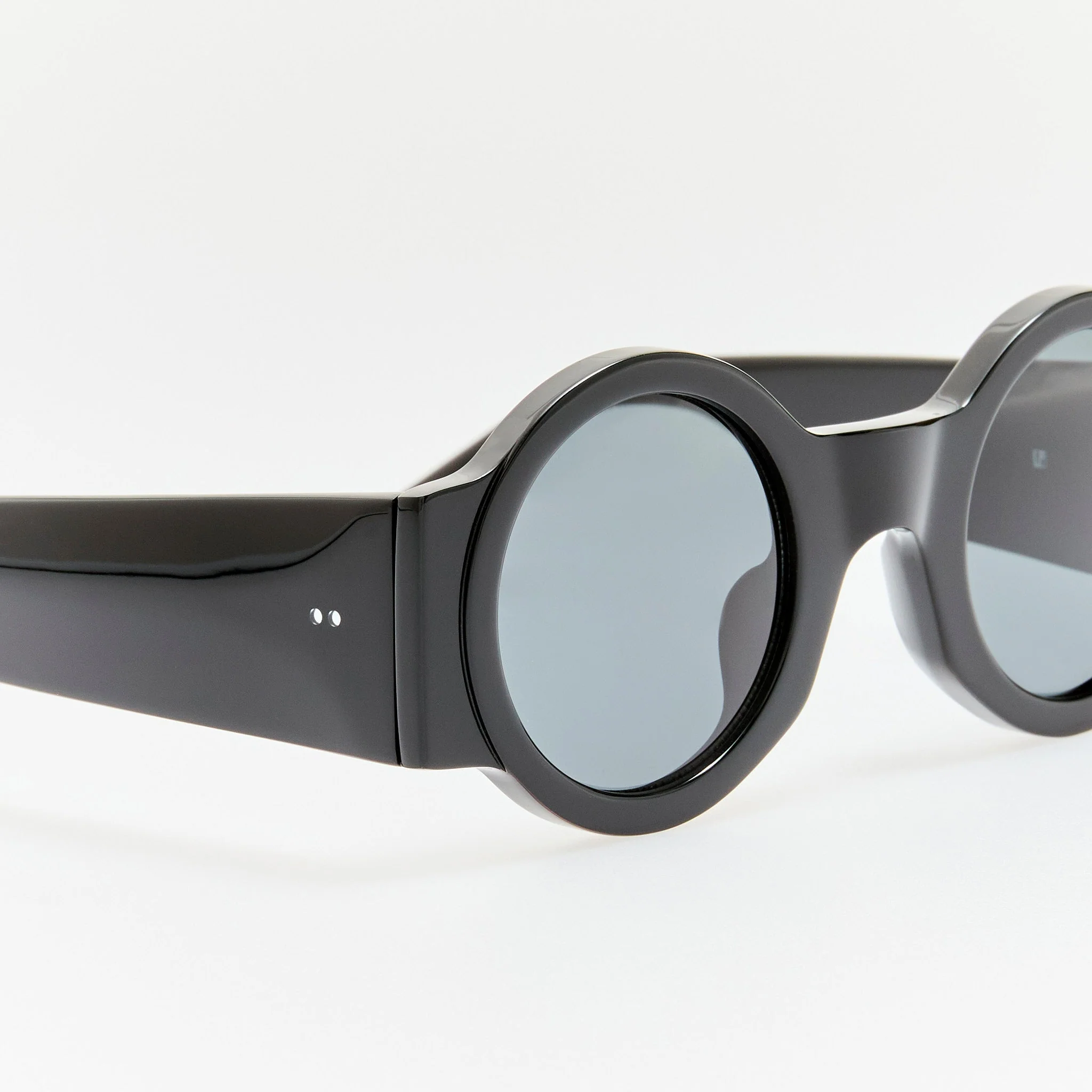 Round Sunglasses in Black - Image 4