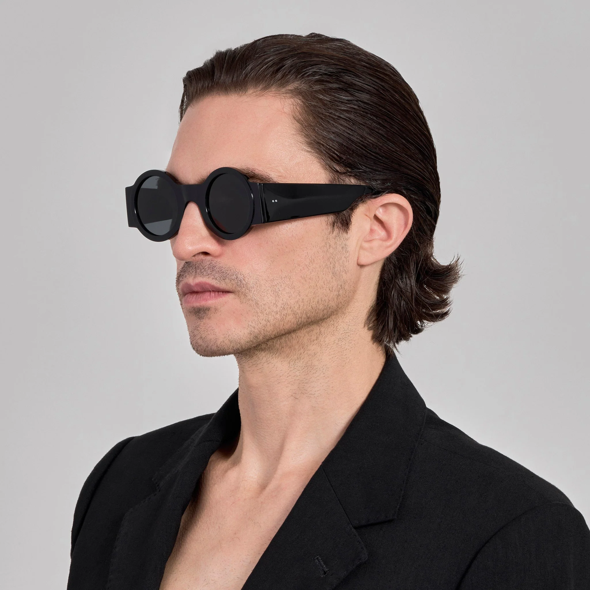 Round Sunglasses in Black - Image 5