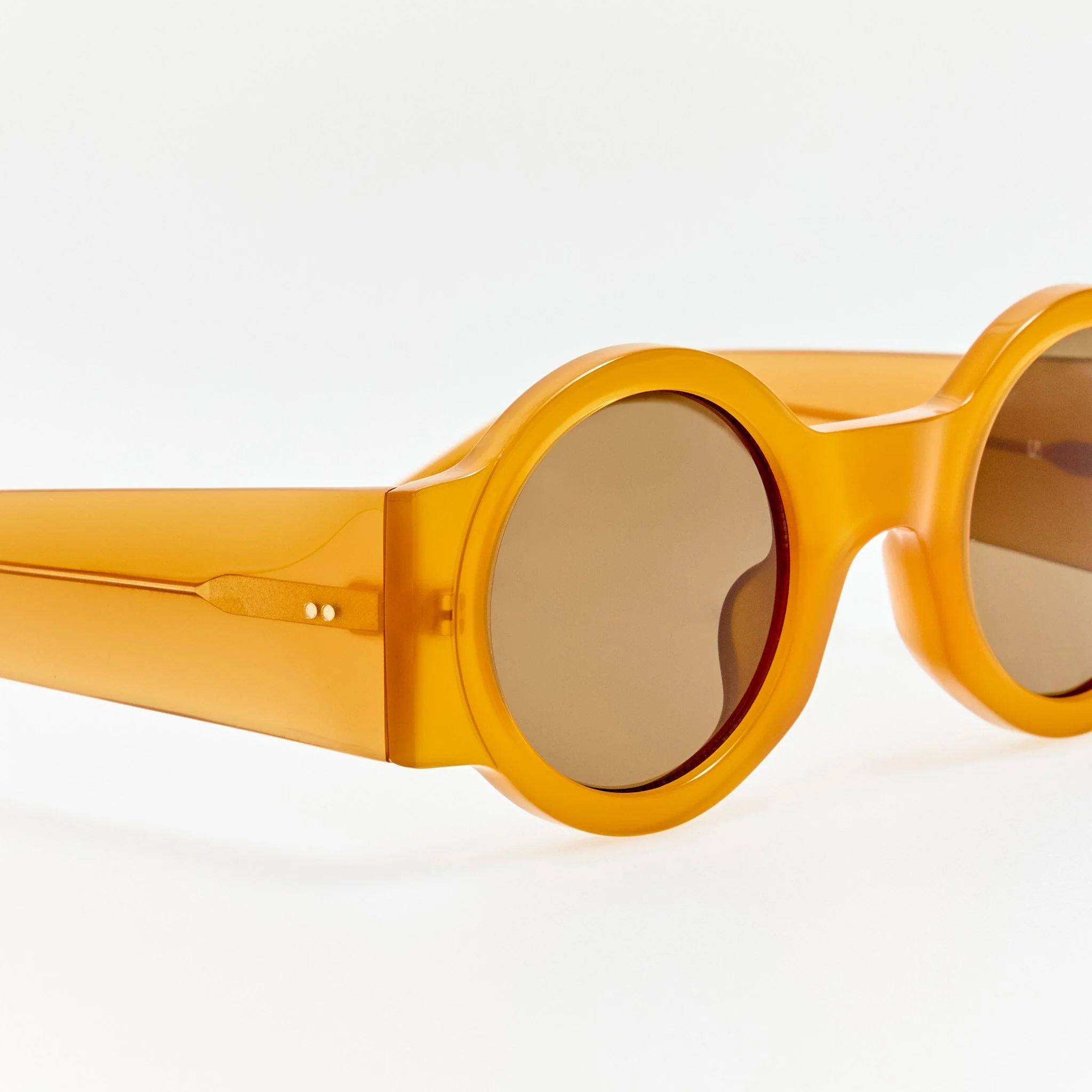 Round Sunglasses in Honey - Image 5