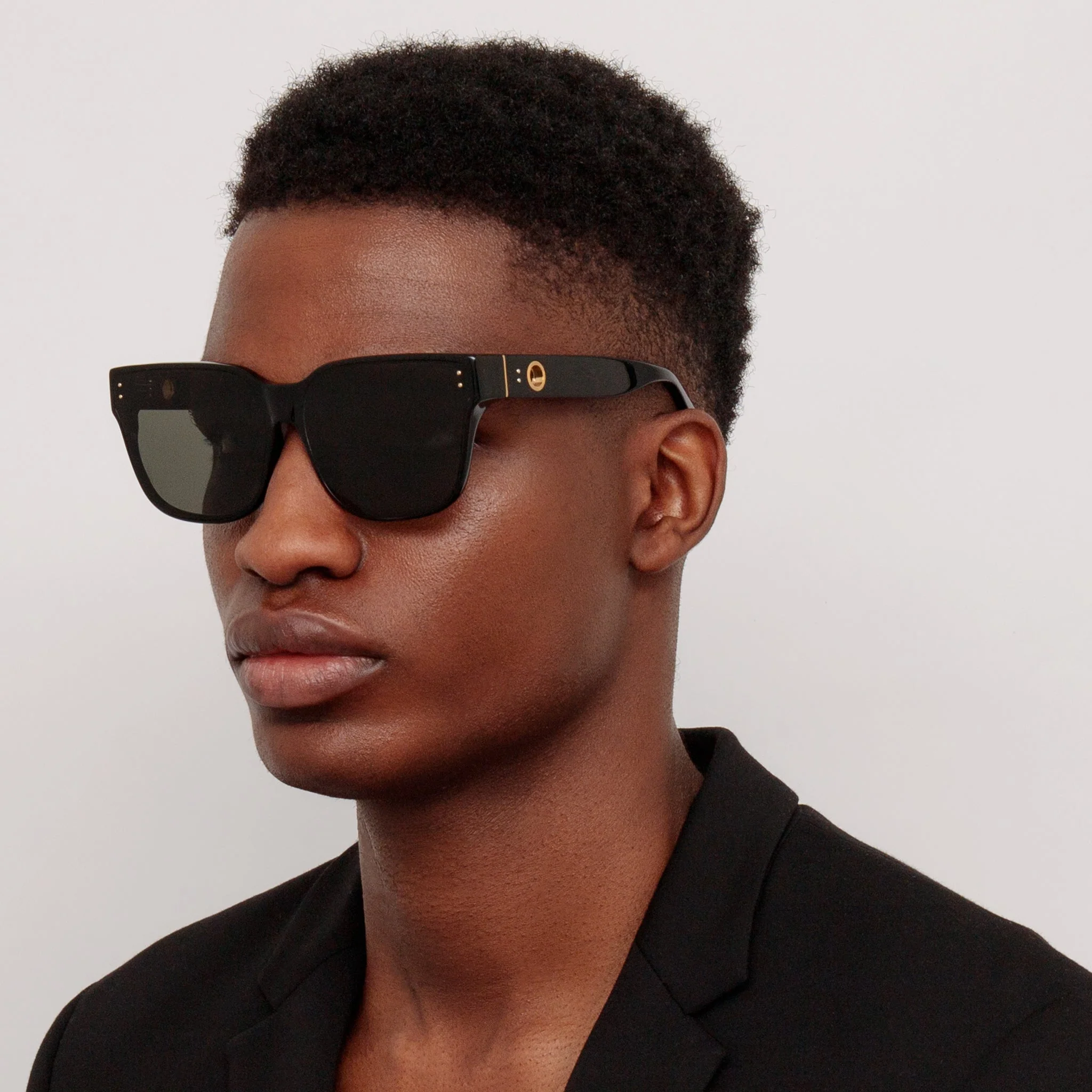 Rui Oversize Sunglasses in Black - Image 4