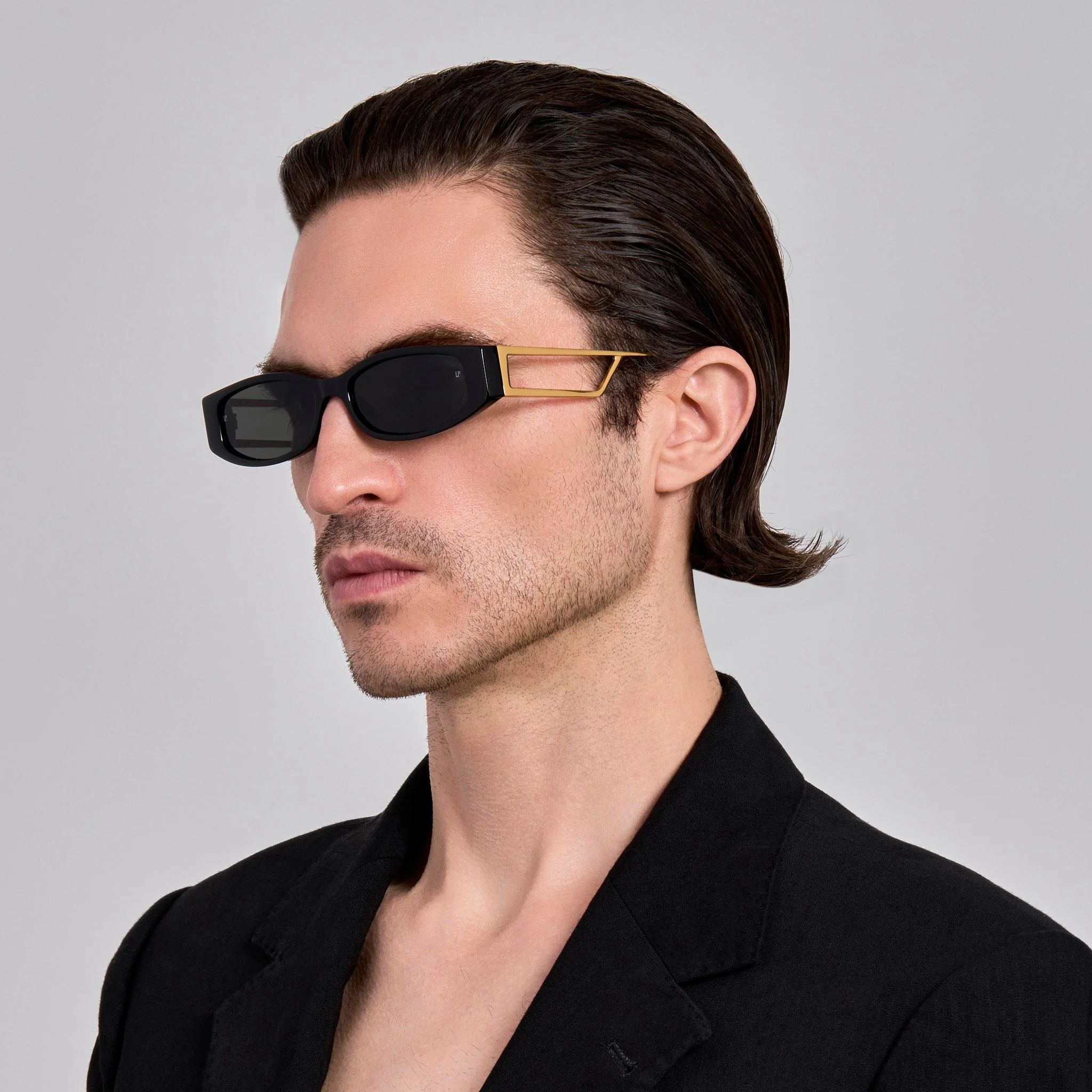 Susie Vista Temple Sunglasses in Black - Image 4