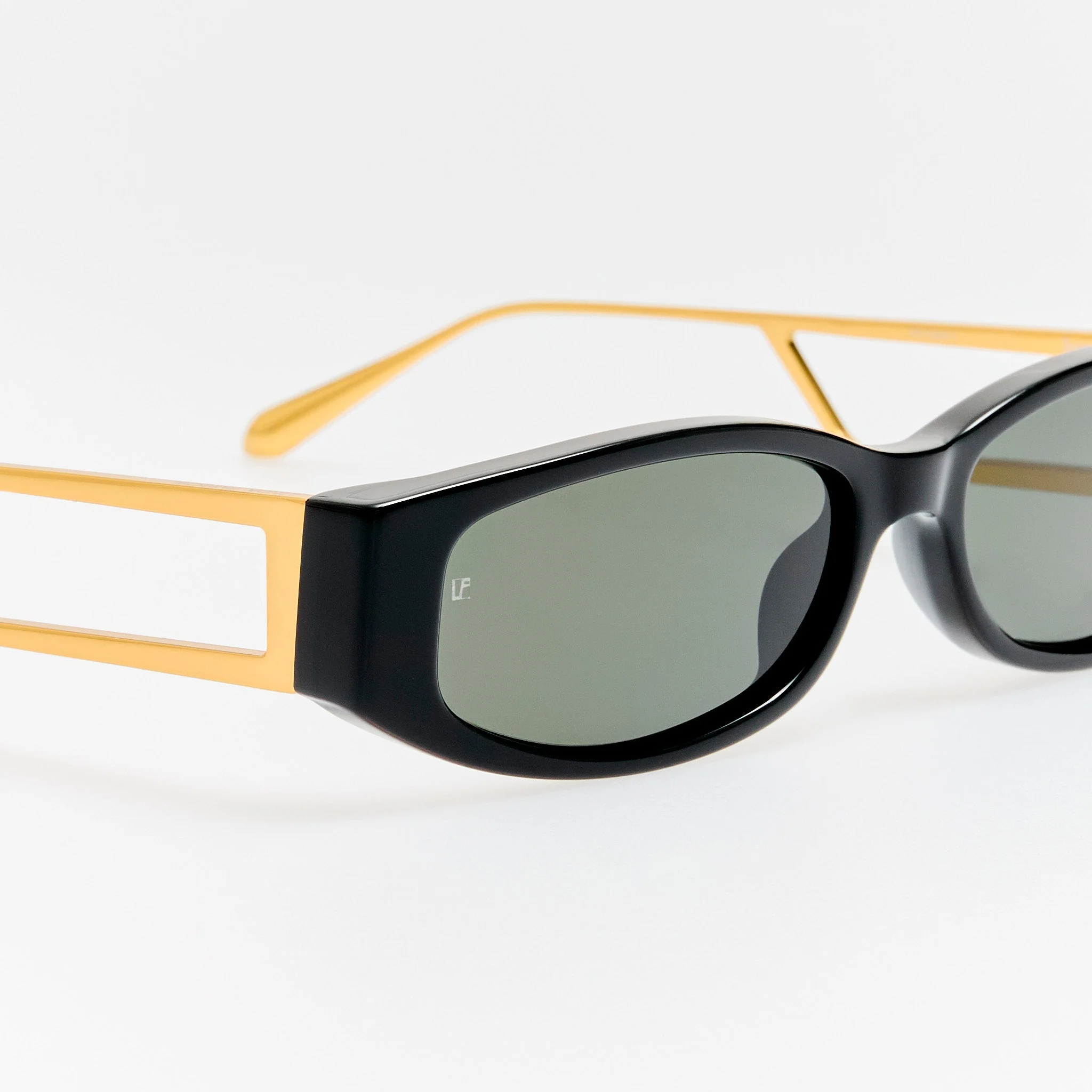 Susie Vista Temple Sunglasses in Black - Image 6