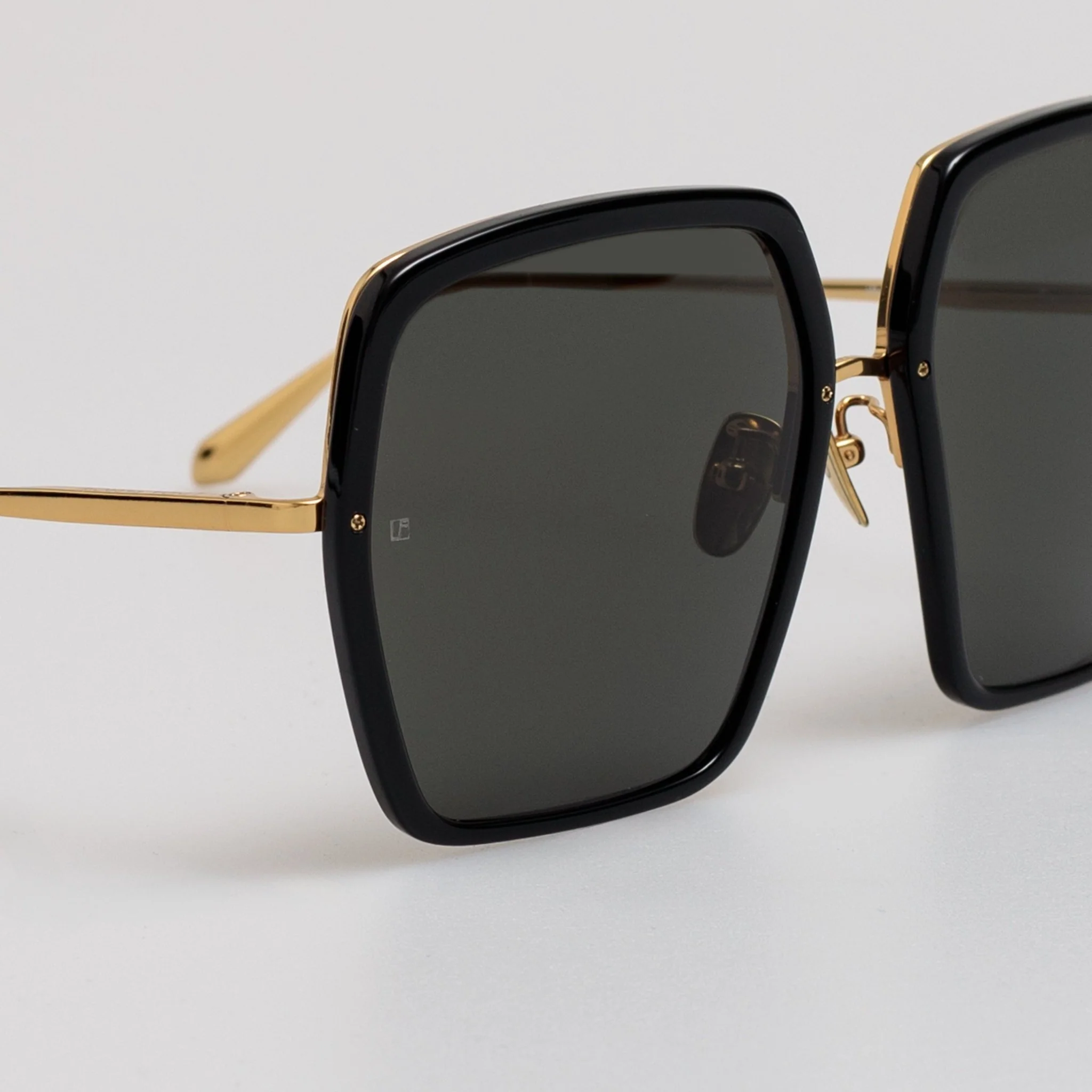 Syan Oversize Sunglasses in Black - Image 3
