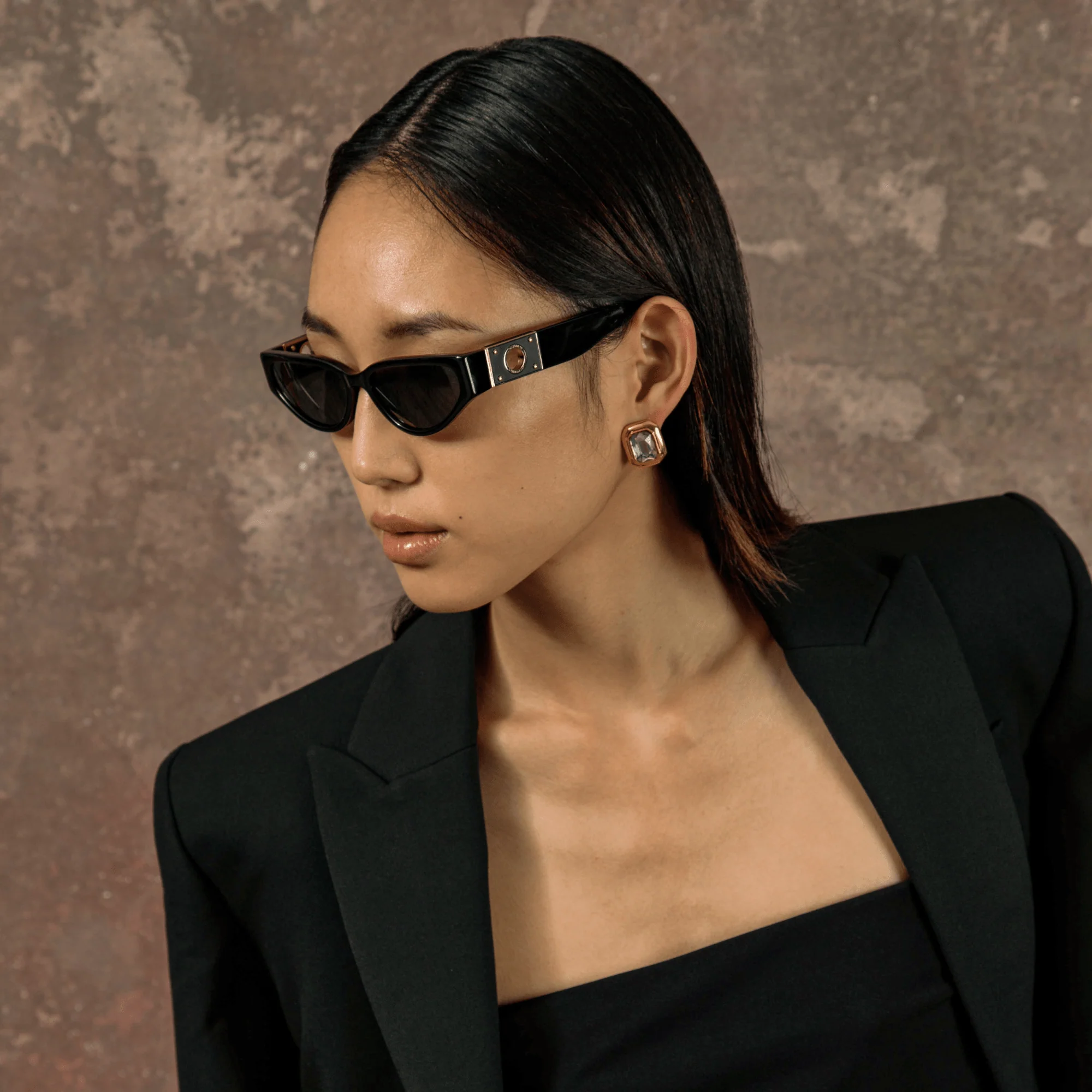 Tomie Sunglasses in Black - Image 6