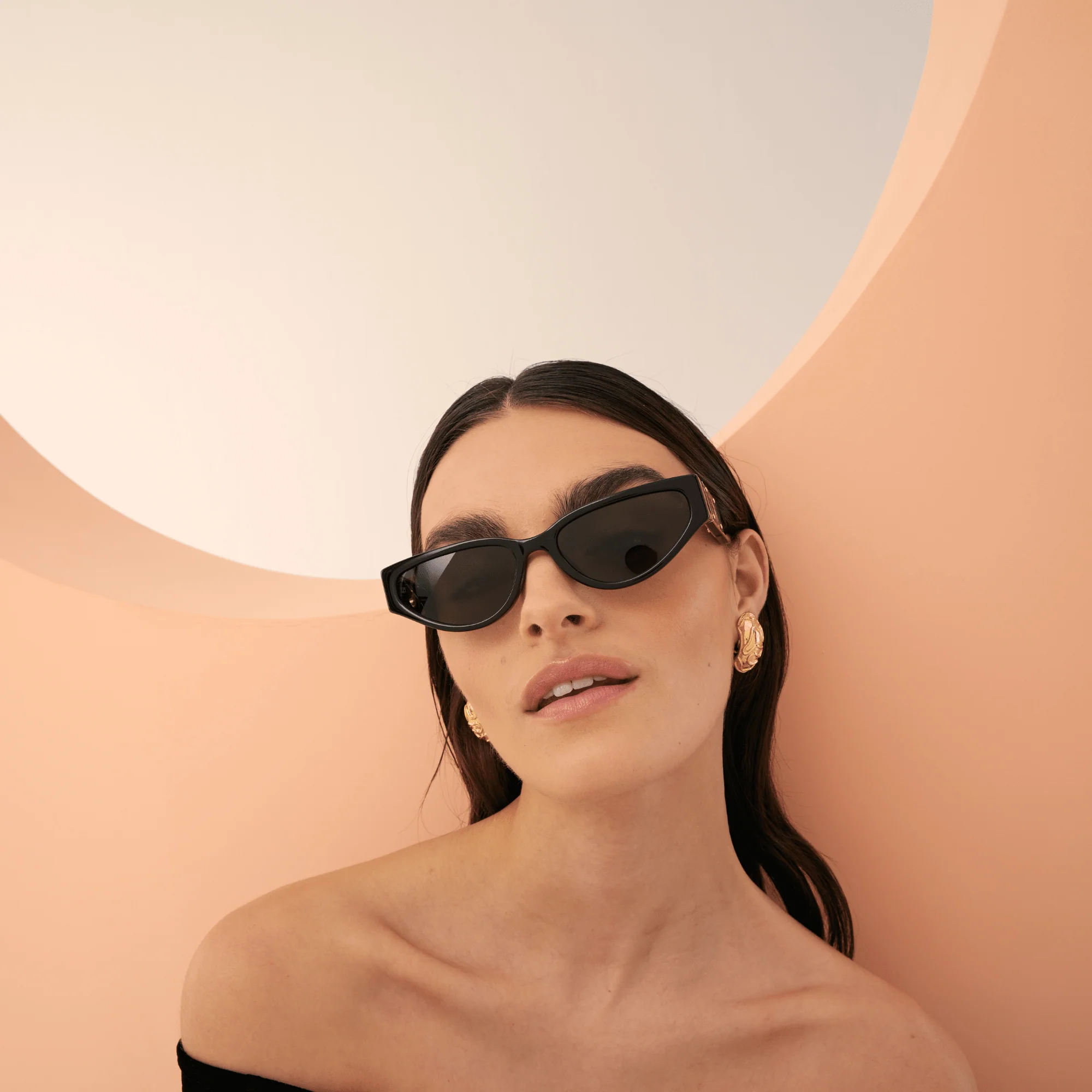 Tomie Sunglasses in Black - Image 7