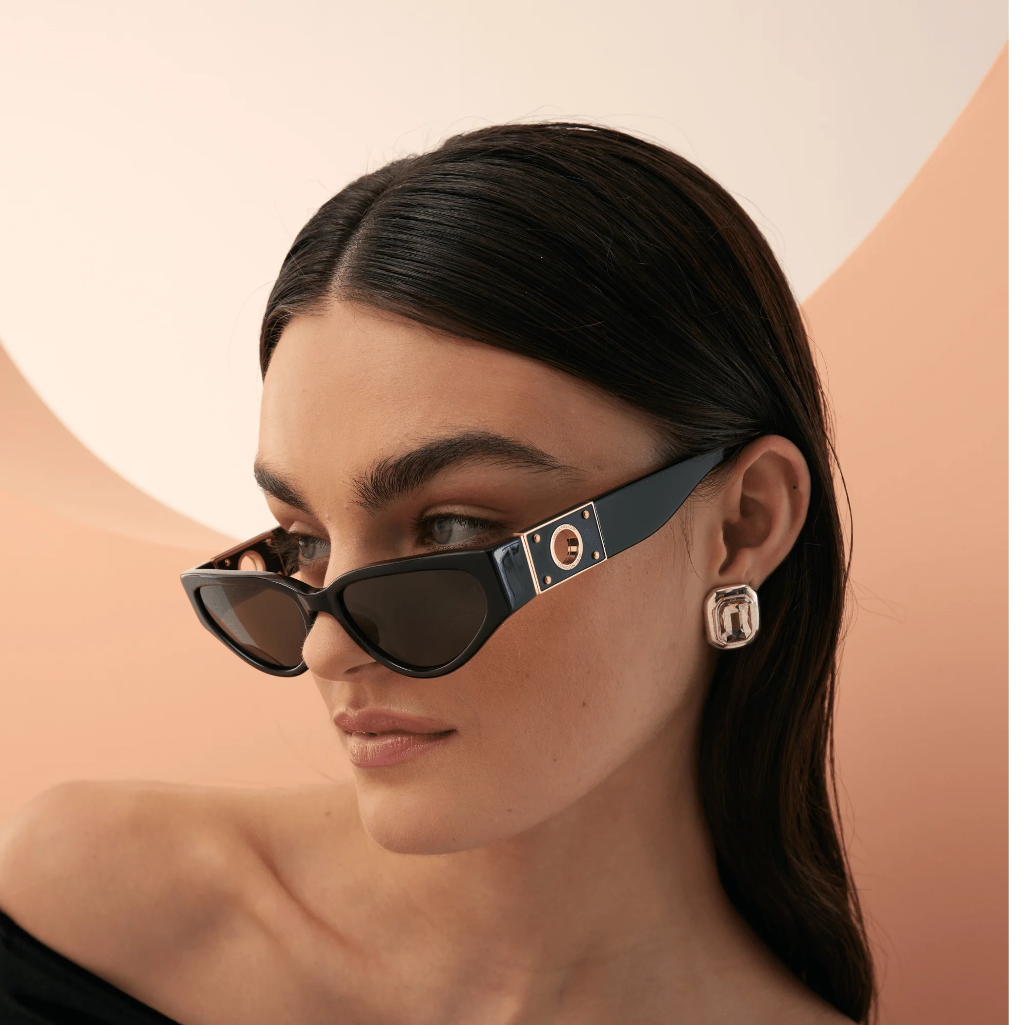 Tomie Sunglasses in Black - Image 8